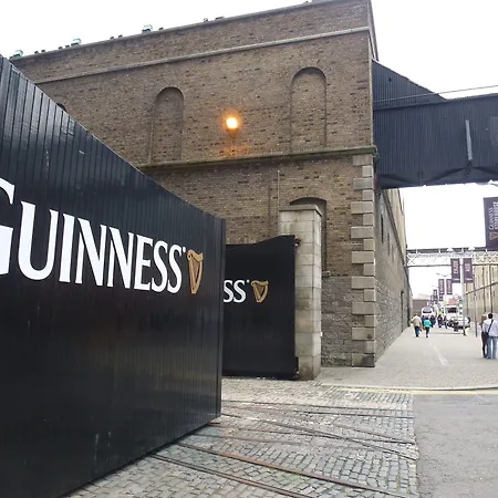 Grand Canal Quay Sleeps 10 * Dublin